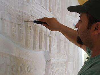 Salem Alnabulsi übernimmt das frühere Juweliergeschäft Hoderlein in der Kronacher Innenstadt. Dort will er Kaffee und Kunst anbieten. Zurzeit beschäftigt ihn aber noch der Innenausbau. Foto: Marco Meißner
