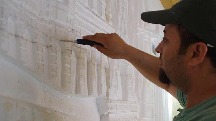 Salem Alnabulsi übernimmt das frühere Juweliergeschäft Hoderlein in der Kronacher Innenstadt. Dort will er Kaffee und Kunst anbieten. Zurzeit beschäftigt ihn aber noch der Innenausbau. Foto: Marco Meißner