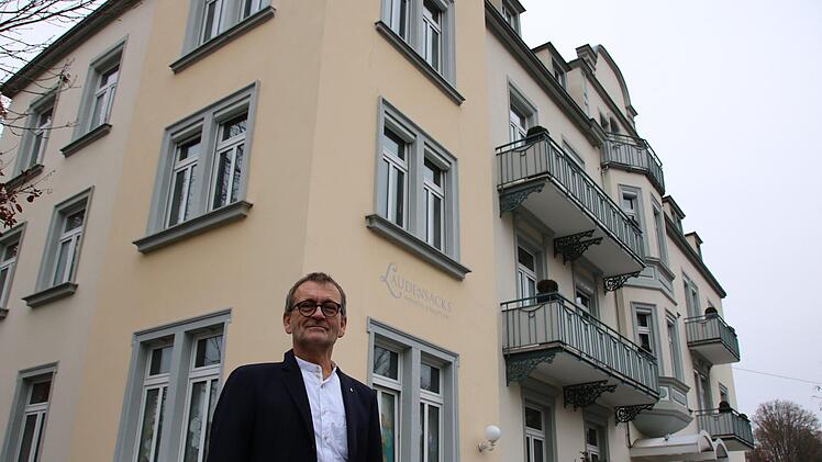Inhaber und "Patron" Hermann Laudensack vor dem Parkhotel mit Restaurant. Foto: Ralf Ruppert