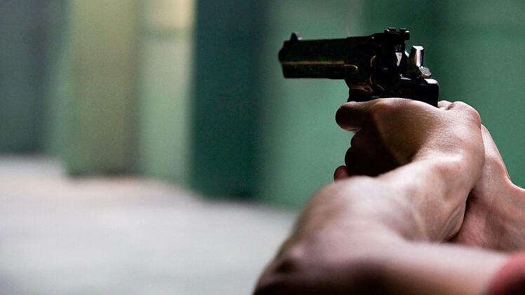 Zeugen meldeten der N&uuml;rnberger Polizei am Samstagmorgen, dass ein Mann auf ein Geb&auml;ude in der Innenstadt gestiegen war und dort um sich schoss. Symbolfoto:pixabay/Skitterphoto
