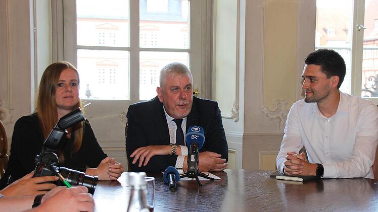 Pressekonferenz am Donnerstag  im Coburger Rathaus: OB Norbert Tessmer verkündet seinen Rückzug - neben ihm seine persönliche Mitarbeiterin Bianca Haischberger sowie Stadt-Pressesprecher David Schmitt.Oliver Schmidt