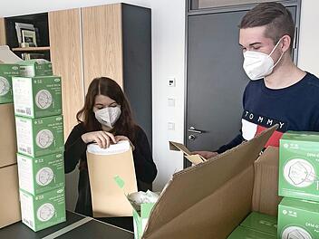 Die Masken werden im Landratsamt in Forchheim für den Versand verpackt.  Foto: Landratsamt Forchheim
