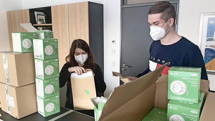 Die Masken werden im Landratsamt in Forchheim für den Versand verpackt.  Foto: Landratsamt Forchheim