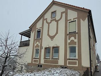 Die Tage der Alten Schule in Unterleichtersbach scheinen gezählt. Sie soll einem Haus für Feuerwehr und Vereine weichen.  Foto: Steffen Standke