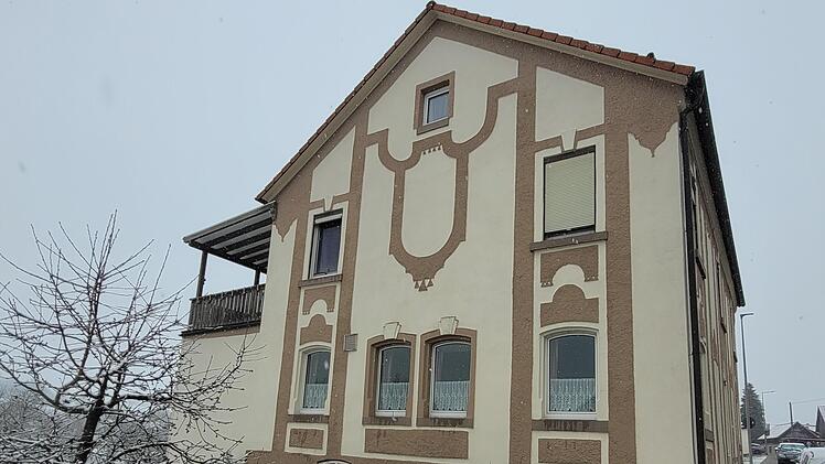 Die Tage der Alten Schule in Unterleichtersbach scheinen gezählt. Sie soll einem Haus für Feuerwehr und Vereine weichen.  Foto: Steffen Standke