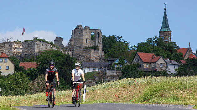 Auch mit dem Fahrrad kannst du die Burgenstra&szlig;e erforschen - hier beispielsweise die Burgruine Altenstein.