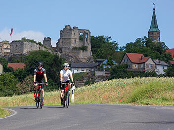 Auch mit dem Fahrrad kannst du die Burgenstraße erforschen - hier beispielsweise die Burgruine Altenstein.