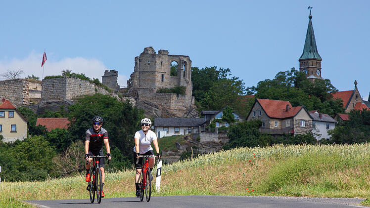 Auch mit dem Fahrrad kannst du die Burgenstraße erforschen - hier beispielsweise die Burgruine Altenstein.