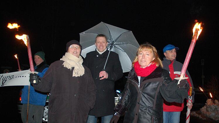 Marco Steiner (Mitte) bei einer Demo gegen die 380 kV-Leitung im Coburger Land. Er wird als Kandidat der Freien Wähler für das Amt des Bürgermeisters in Rödental gehandelt. Foto: Rainer Lutz