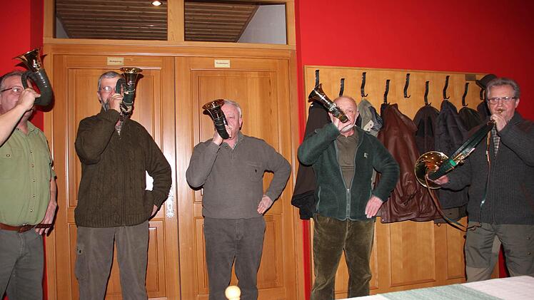 In kleiner Besetzung: die Jagdhornbläser eröffneten die Versammlung.