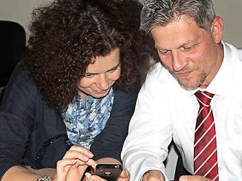 Eine Lichtenfels-App? So wie diese beiden Handy-Gucker würden wohl manche schauen, wenn sie sich über Einkaufsgelegenheiten in Lichtenfels informieren wollten.  Foto: Markus Häggberg