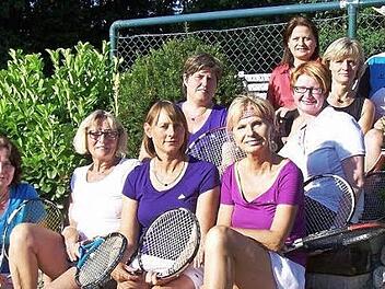 Die Damen 40 des TC Stadtsteinach sind Meister. Vordere Reihe, von links: Siggi Schraudner, Christine Erhardt, Ursel Schröppel, Evi Koll. Mittlere Reihe, von links: Sonja Büttner, Petra Schmidt. Hintere Reihe, von links: Susan Schraudner, Siggi Burger und Jutta Göppner. Foto: privat