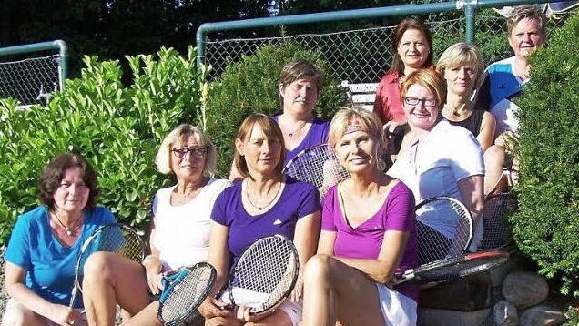 Die Damen 40 des TC Stadtsteinach sind Meister. Vordere Reihe, von links: Siggi Schraudner, Christine Erhardt, Ursel Schröppel, Evi Koll. Mittlere Reihe, von links: Sonja Büttner, Petra Schmidt. Hintere Reihe, von links: Susan Schraudner, Siggi Burger und Jutta Göppner. Foto: privat