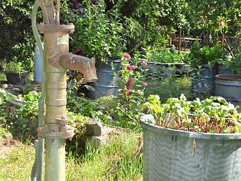 Brunnen und Zisternen (wie hier im Bild) sollen alle sechs Jahre von der VG weitergenehmigt werden. Man will damit einen Überblick gewinnen, welche Mengen Wasser aus den Anlagen verwendet werden.  Fotos: Schmidt