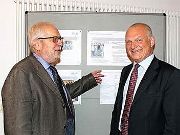 Klaus Thormann (l.) informiert Loring Sittler über die Aufgaben des Seniorenbeirats. Foto: Carmen Schwind
