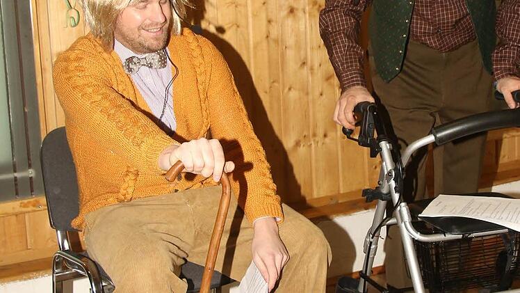 Als Opas kamen stileecht mit Rollator und Gehstock Stefan Herr (blond) und Bernd Wittmann (Hut) auf die Bühne. Foto: Michael Stelzner