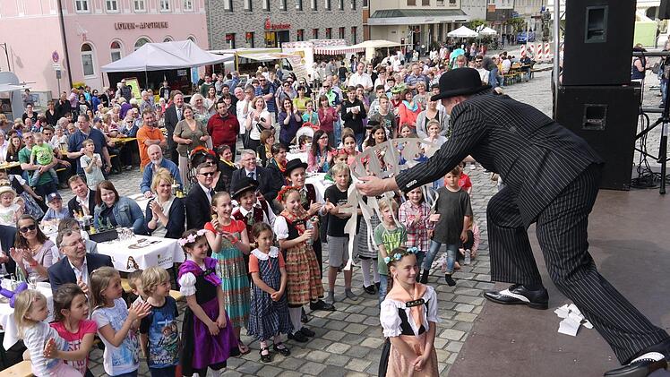 Impressoionen vom Auftakt des 26. internationalen Puppenfestivals in Neustadt. Foto: Berthold Köhler