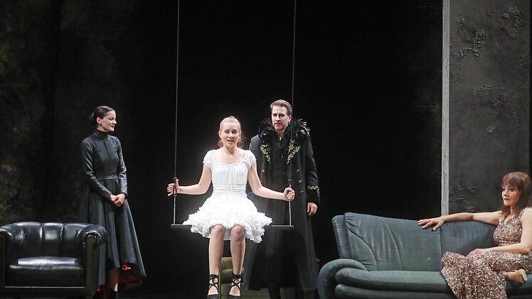 Szene aus "Wallenstein" am Landestheater Coburg.Foto: Henning Rosenbusch