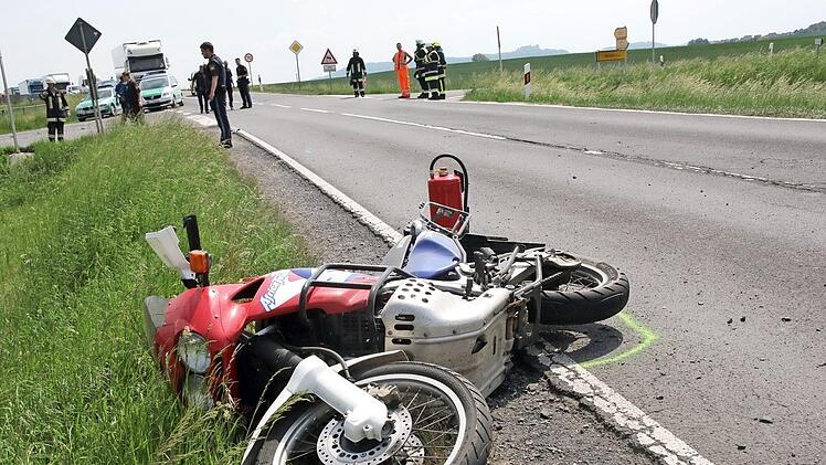 Der Fahrer dieses Kraftrads verunglückte auf der St 2205 an der Kreuzung bei Wiesenfeld.  Foto: Michael Stelzner
