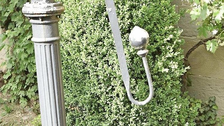 Die umfunktionierten Gegenstände aus dem früheren dörflichen Hausrat wurden überlegt im Altort Unfinden verteilt.  Foto: sn
