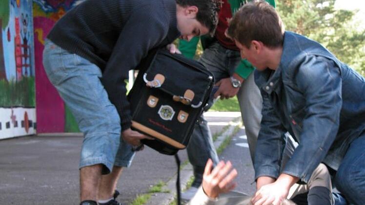 Ein Sch&uuml;ler wurde in K&ouml;ln bei einem Angriff schwer verletzt. Drei  Jugendliche hatten an einer Bushaltestelle auf den 18-J&auml;hrigen eingepr&uuml;gelt. Symbolbild: Ruediger Kottmann/www.polizei-beratung.de