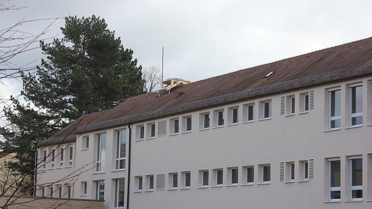 Der erste Horst steht auf dem Dach der Carl-Platz-Schule bereit. Drei weitere sollen folgen.  Foto: Bernhard Panzer