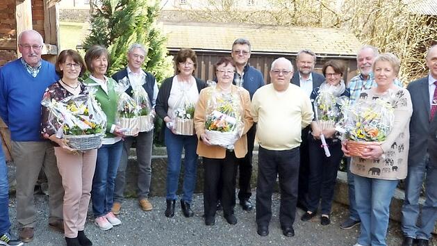 Ein großer Ehrungsreigen erwartete die Mitglieder bei der Jahreshauptversammlung der Gartenfreunde Marktleugast am Samstagnachmittag. Unser Bild zeigt (von links) 1. Vorsitzenden Heinrich Weiß, Hermann und Marita Dörfler, Anita Städler, Norbert Hartung, Rosemarie Gilke, Barbara Schramm, Rainer Gilke, Herbert Schramm, Kreisfachberater Friedhelm Haun, Marianne Döring, Norbert und Kornelia Volk, Bürgermeister Franz Uome und Diana Schramm. Foto: Klaus-Peter Wulf