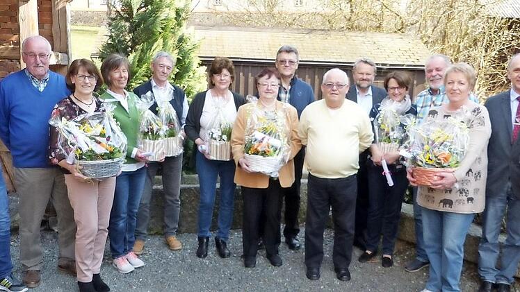 Ein großer Ehrungsreigen erwartete die Mitglieder bei der Jahreshauptversammlung der Gartenfreunde Marktleugast am Samstagnachmittag. Unser Bild zeigt (von links) 1. Vorsitzenden Heinrich Weiß, Hermann und Marita Dörfler, Anita Städler, Norbert Hartung, Rosemarie Gilke, Barbara Schramm, Rainer Gilke, Herbert Schramm, Kreisfachberater Friedhelm Haun, Marianne Döring, Norbert und Kornelia Volk, Bürgermeister Franz Uome und Diana Schramm. Foto: Klaus-Peter Wulf