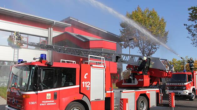 Die Brandsch&uuml;tzer &uuml;bten am Schulzentrum in Kronach den Ernstfall. Fotos: Veronika Schadeck