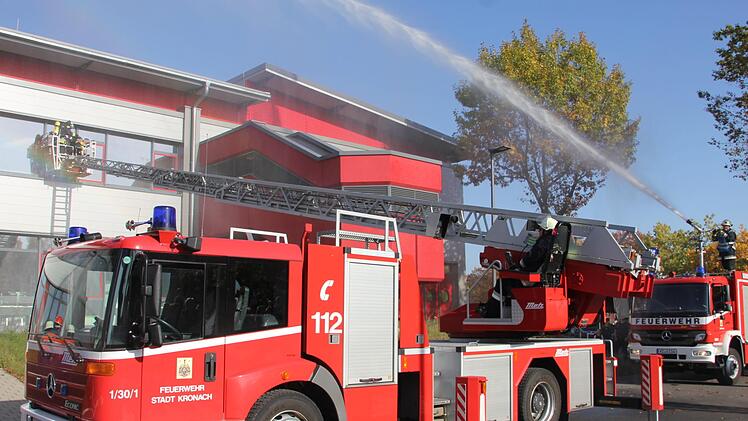 Die Brandschützer übten am Schulzentrum in Kronach den Ernstfall. Fotos: Veronika Schadeck