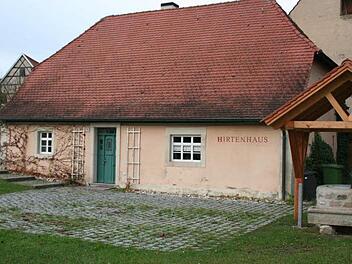 Das Hirtenhaus in Ailsbach - ein Beispiel für illegale Vereinsförderung der Gemeinde Lonnerstadt? Nein, sagt die Rechtsaufsicht.  Foto: Evi Seeger/Archiv