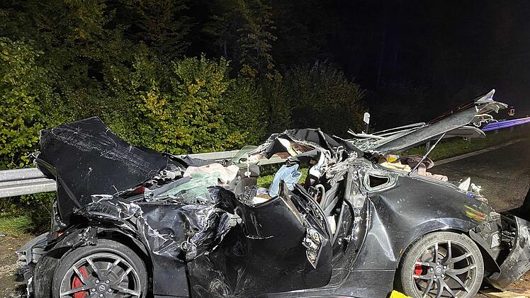 Bei einem schweren Unfall am Freitagabend (23. Oktober 2020) ist  22-jähriger Autofahrer auf der A7 in Unterfranken lebensgefährlich verletzt worden.