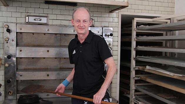 Reinhold Schwab muss nach einem Fahrradunfall pausieren. Er m&ouml;chte aber seine Backstube so bald als nur m&ouml;glich wieder aufmachen. Die Br&ouml;tchen f&uuml;rs Lindauer Brunnenfest m&ouml;chte er backen. Foto: Sonny Adam