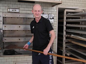 Reinhold Schwab muss nach einem Fahrradunfall pausieren. Er möchte aber seine Backstube so bald als nur möglich wieder aufmachen. Die Brötchen fürs Lindauer Brunnenfest möchte er backen. Foto: Sonny Adam