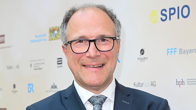 Lieber Gerichtssaal als Plenarsaal? Alexander Hold, derzeit Vizepr&auml;sident des Bayerischen Landtags, kehrt als "Richter Alexander Hold" 2027 ins Fernsehen zur&uuml;ck.