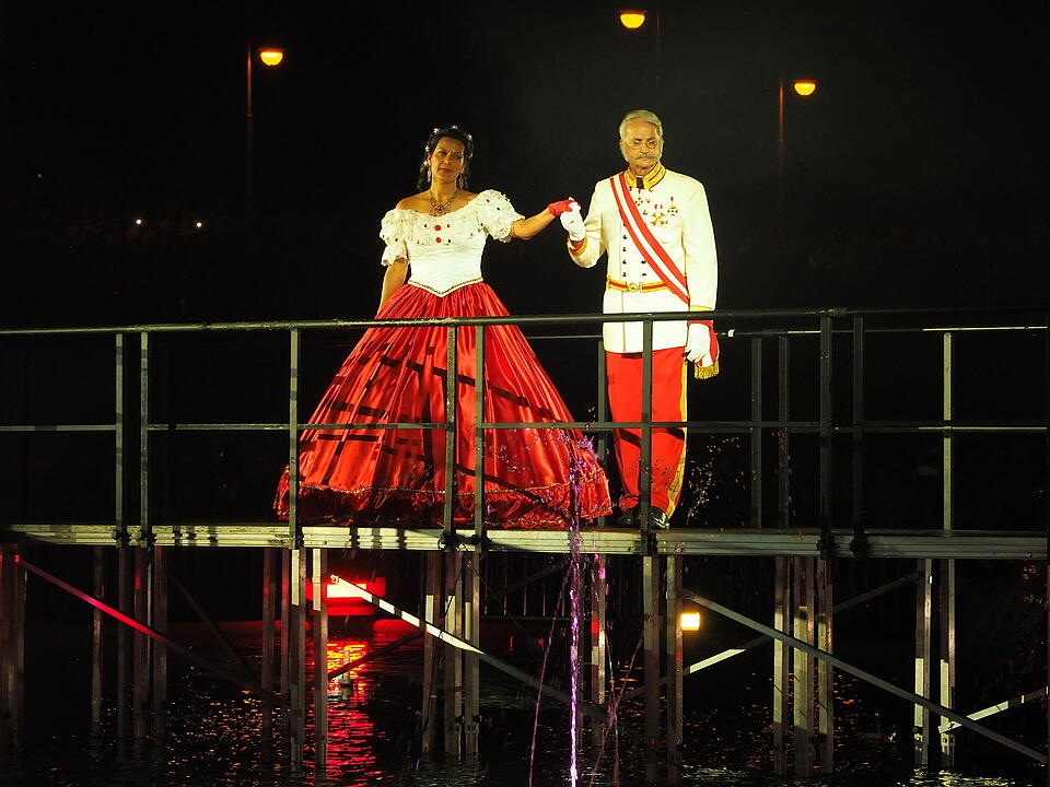 Eine Lichtshow mit Wasser, Feuer, Nebel und Musik im Rosengarten, die historische Pers&ouml;nlichkeiten ehrt.