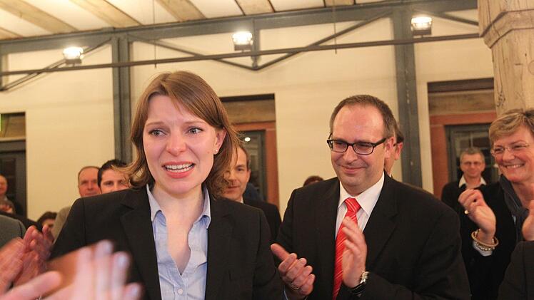 Freudentränen bei Emmi Zeulner: 82 zu 76 Stimmen für die Lichtenfelser Kandidatin. Landrat Christian Meißner applaudiert.