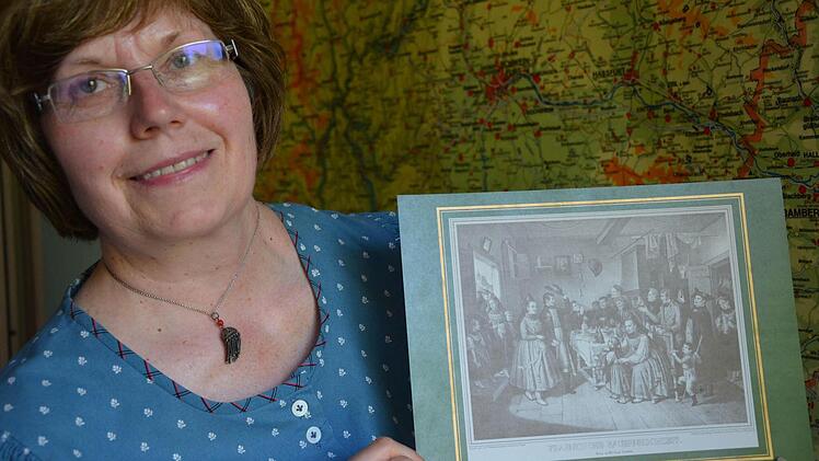 Auf Grafiken wie dieser, die eine Tracht aus Schweinfurt zeigt, basiert die neue Datenbank des Bezirks, die von Christiane Graf verwaltet wird. Fotos: Pat Christ
