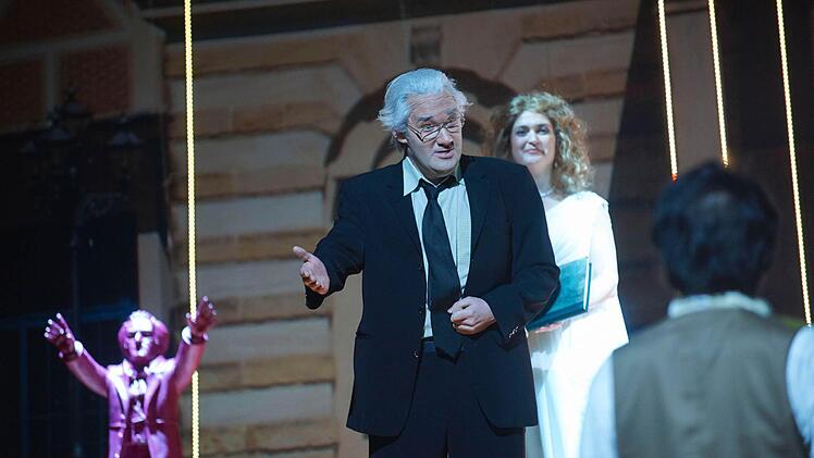 Schlussszene mit dem als Wolfgang Wagner aufgemachten Feenkönig (Mario Klein), der Fee Farzana, die wie Eva Wagner-Pasquier wirken soll (Vera Egorova) und den inzwischen unvermeidlichen Wagnerfiguren von Ottmar Hörl.