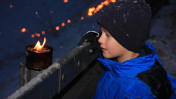 Niklas Lipp bewundert die Lichter. Am frühen Nachmittag hat der Bub aus Bärnfels noch in der Kirche ministriert. Foto: Franz Galster