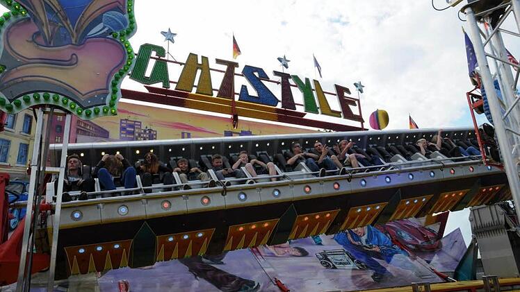 Tolle Fahrten bereiteten auf dem Festplatz die verschiedenen Fahrgeschäfte, hier mit dem "Nightstyle".