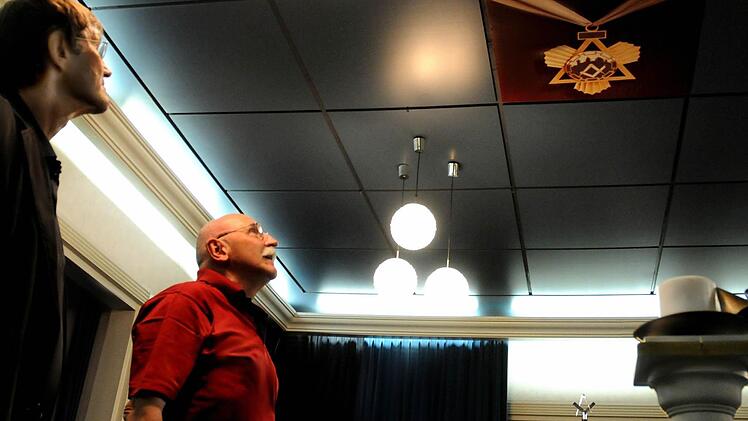 Die Decke des Tempels zieren die Symbole mit Coburg verbundener Logen.