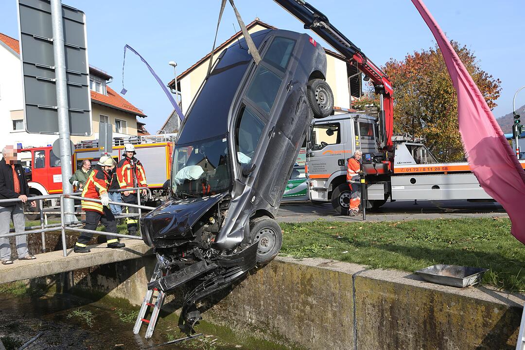 Auto landet im Bach