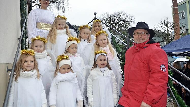 Sie ließen sich trotz Regens die gute Laune zur Weihnachtsmarkteröffnung im "Paradies" nicht verderben. Bei der Eröffnung, das Christkind Julia Kalb (oben links) und Bürgermeister Egon Herrmann (r.) mit den Engeln von der Grundschule Weißenbrunn Foto: K.- H. Hofmann