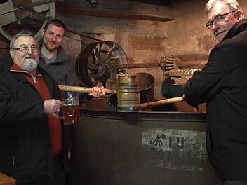 Wohl bekomm's: Helfried Schleicher, Martin Mittag und Helmut Dietz sind begeistert von Geschmack und Qualität des Dezember-Sudes aus dem Unterelldorfer Dorfbrauhaus. Foto: Katja Nauer