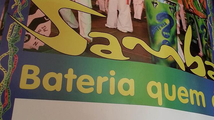 Weiße Hosen und T-Shirts in den brasilianischen Landesfarben Gelb, Grün und Blau sind die Auftrittskleidung der Truppe.