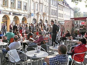 Milde Witterung, offene Geschäfte. Der verkaufsoffene Sonntag zog die Menschen gestern in die Bamberger Innenstadt. Foto: RiegerPress