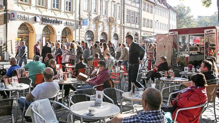 Milde Witterung, offene Geschäfte. Der verkaufsoffene Sonntag zog die Menschen gestern in die Bamberger Innenstadt. Foto: RiegerPress