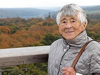 Irma Sahlm&uuml;ller bei ihrem Geburtstagsspaziergang auf dem Baumwipfelpfad Steigerwald  Foto: J&uuml;rgen Scholz