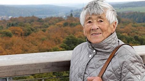 Irma Sahlm&uuml;ller bei ihrem Geburtstagsspaziergang auf dem Baumwipfelpfad Steigerwald  Foto: J&uuml;rgen Scholz